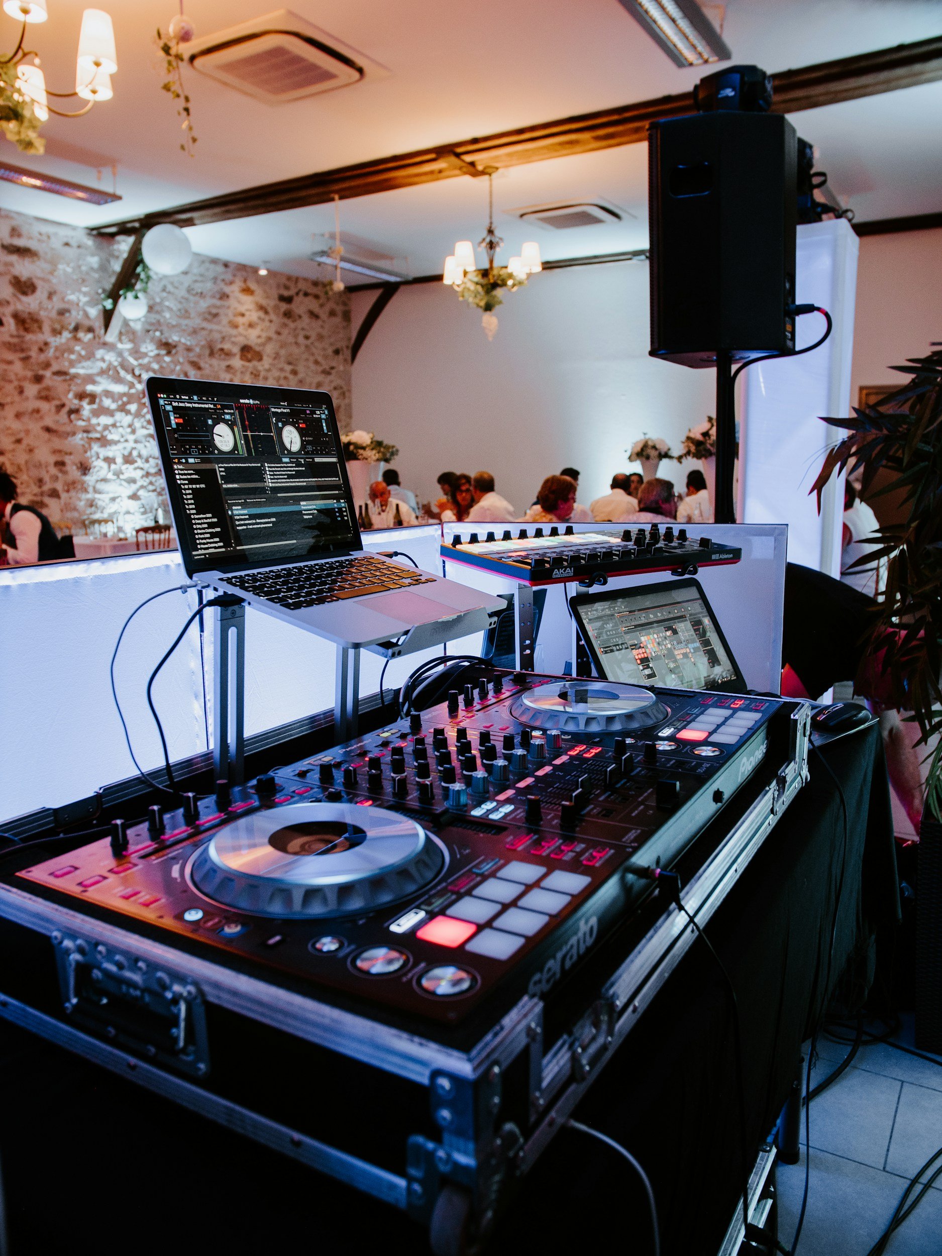 DJ equipment and speaker rental in Los Angeles